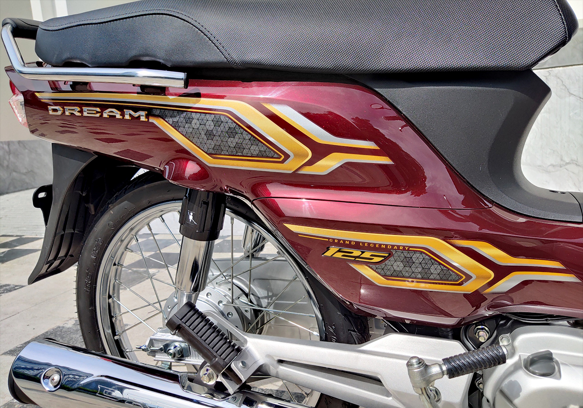 Tem cốp Honda Dream 125 NCX 2024 màu đỏ Tem cốp Honda Dream 125 NCX 2024 màu đỏ